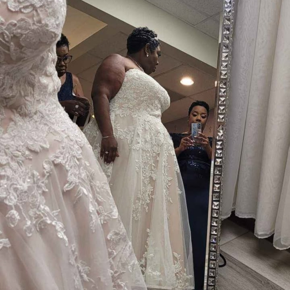 Elegant Cream Lace Wedding Dress